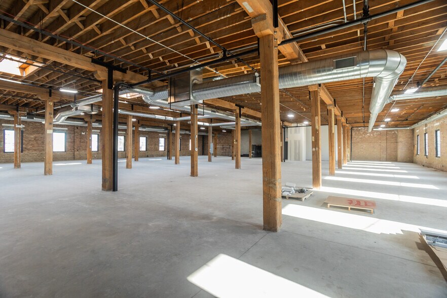 More Photos Of 2145 W Grand Ave, Chicago Showroom For Lease