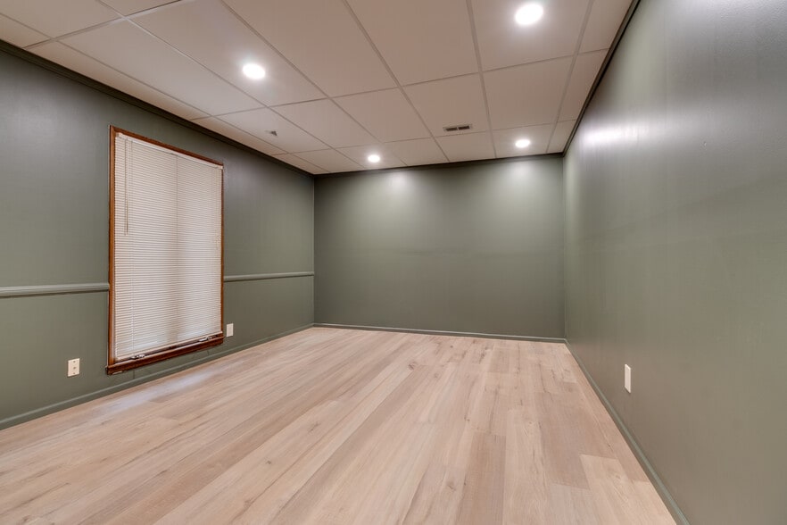 More Photos Of 601 Missouri St, Lawrence Office For Lease