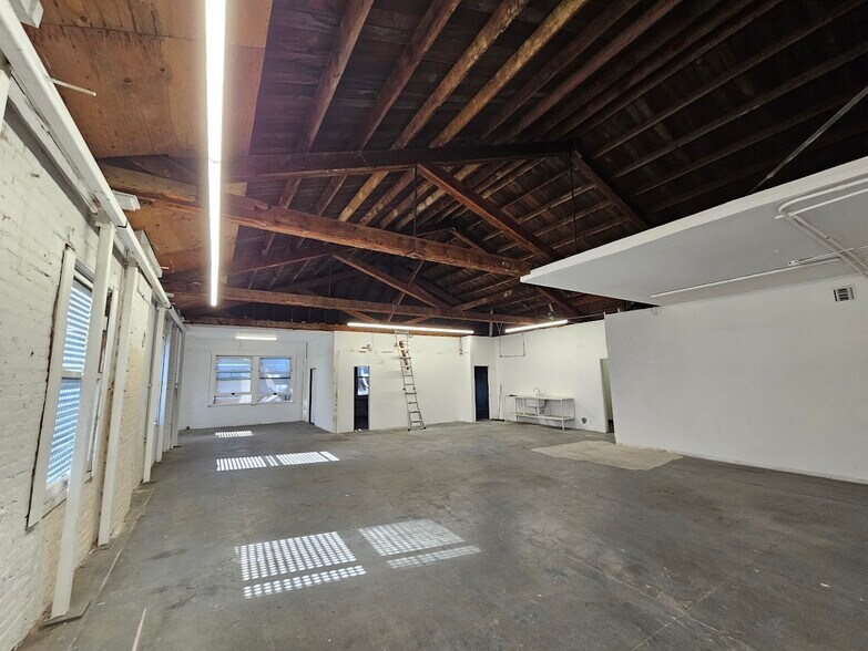 More Photos Of 3326 S Main St, Los Angeles Warehouse For Lease