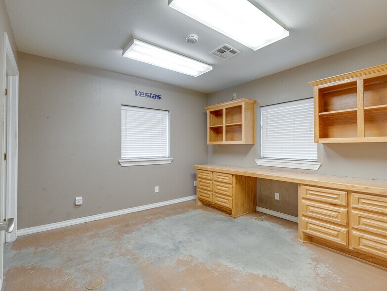 More Photos Of 122 N Hickory, Roff Flex For Sale