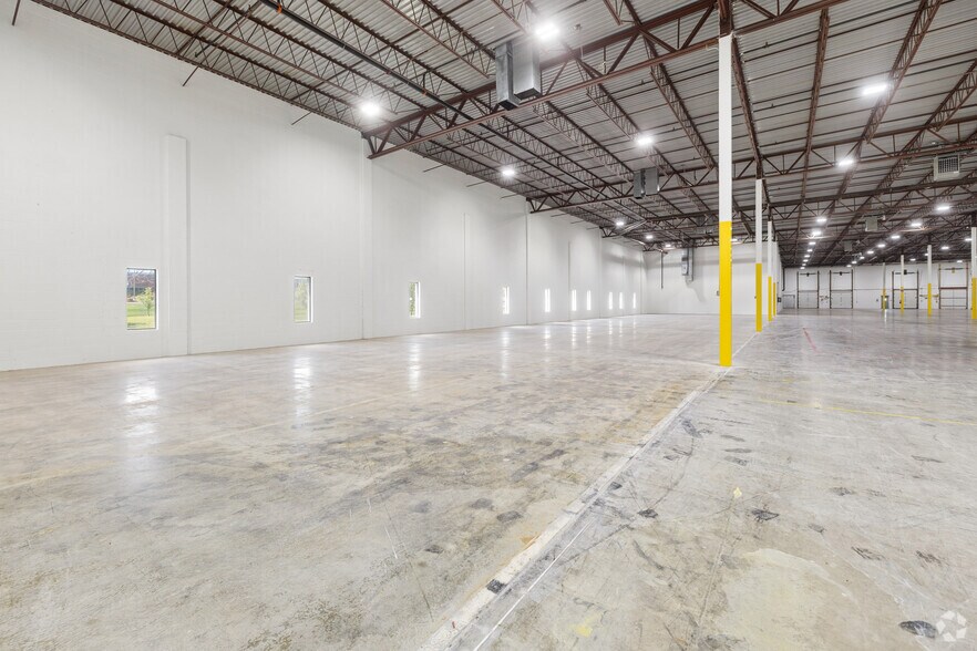 More Photos Of 10901 Hampshire Ave S, Bloomington Warehouse For Lease