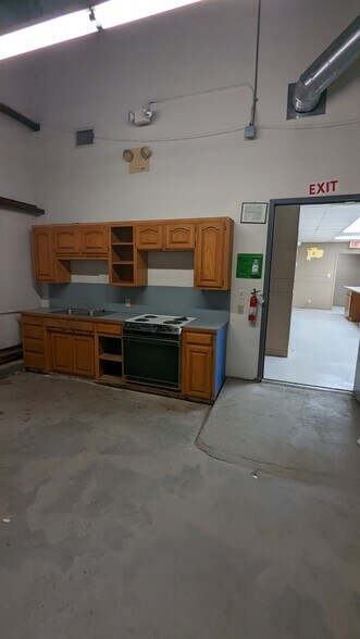 More Photos Of 1416 Twin Oaks St, Wichita Falls Warehouse For Lease