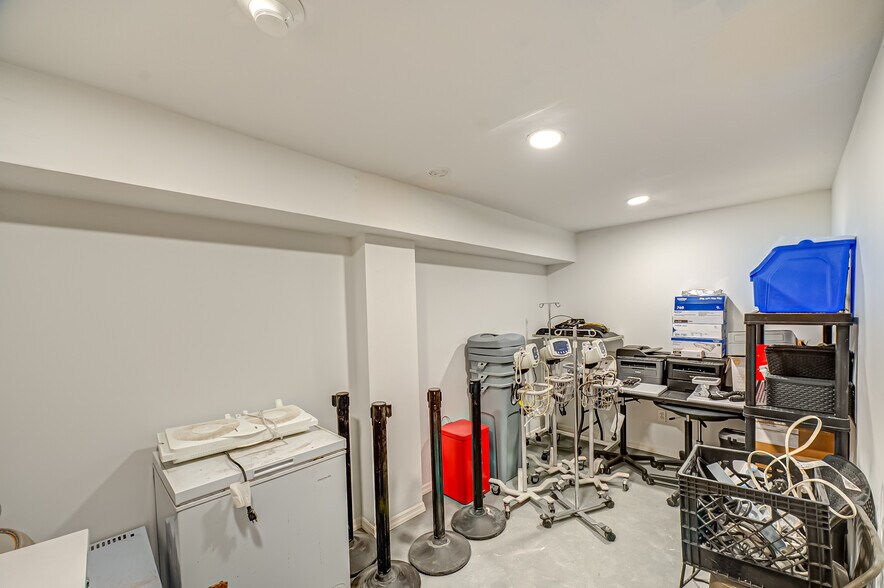 More Photos Of 24 Railroad Ave, Patchogue Office For Sale