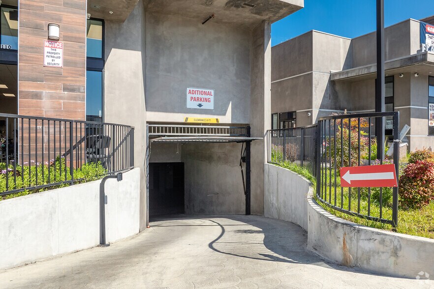 More Photos Of 13755 Roscoe Blvd, Panorama City General Retail For Lease