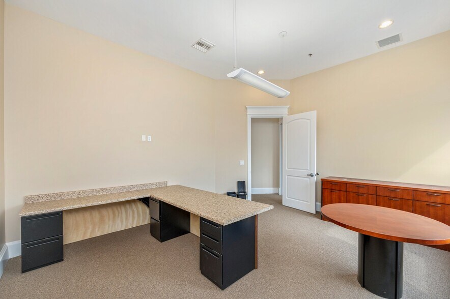 More Photos Of 3201 Heritage Plantation Blvd, Laurel Hill Office For Sale