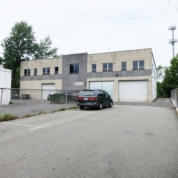 More Photos Of 205 E 1st Ave, Roselle Warehouse For Lease
