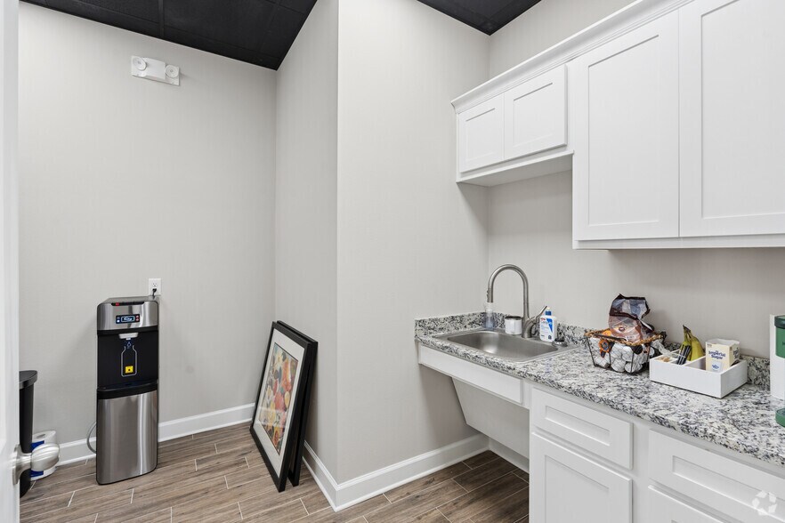 More Photos Of 26717 Westheimer Pky, Katy Medical For Sale