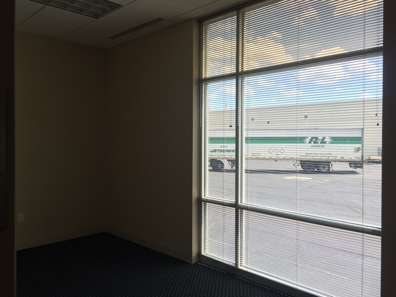 More Photos Of 4170 Lafayette Center Dr, Chantilly Light Distribution For Sale