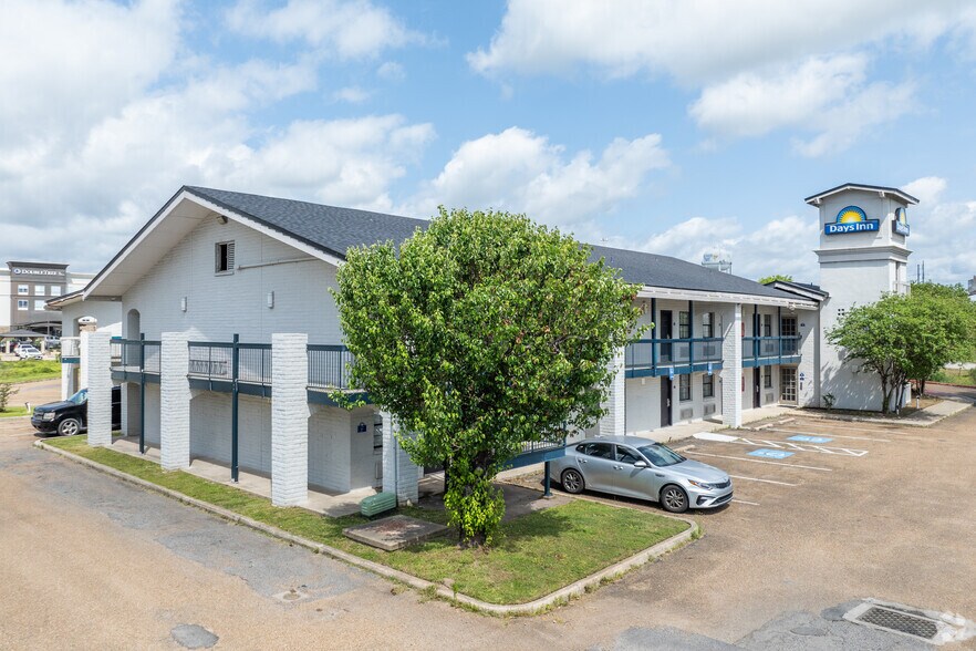 More Photos Of 2600 Ruth St, Sulphur Hotel For Sale