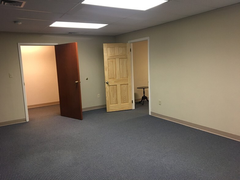 More Photos Of 433 Silas Deane Hwy, Wethersfield Office For Lease