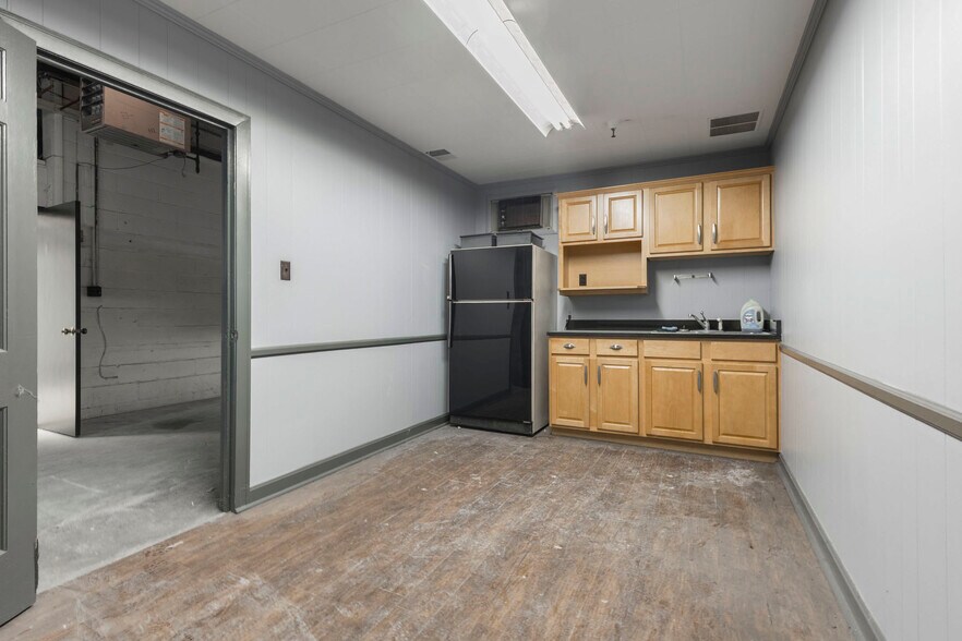 More Photos Of 1311 Bernheim Ln, Louisville Industrial For Sale