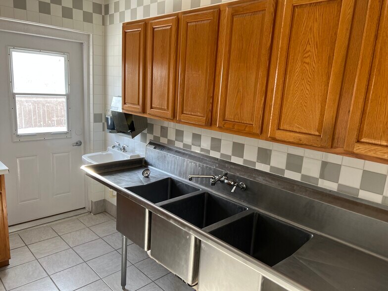 More Photos Of 870 Richard Rd, Dyer Freestanding For Lease