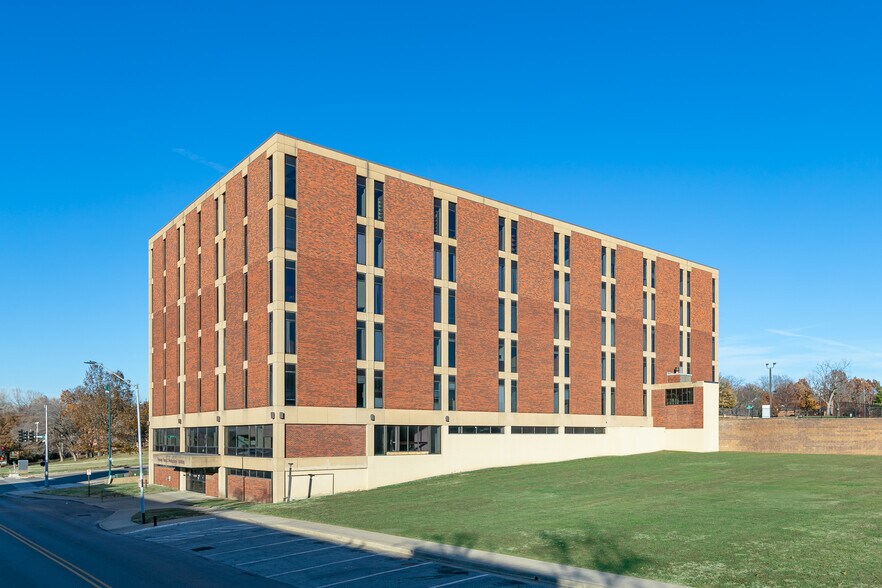 More Photos Of 1515 W Truman Rd, Independence Office For Sale