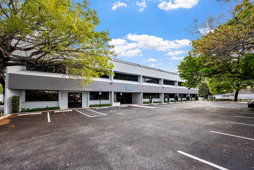 Primary Photo Of 911 E Atlantic Blvd, Pompano Beach Office Residential For Lease