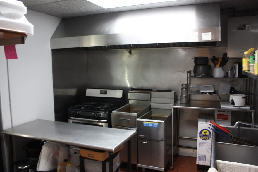 More Photos Of 31 Welland Ave, Irvington Bar For Sale