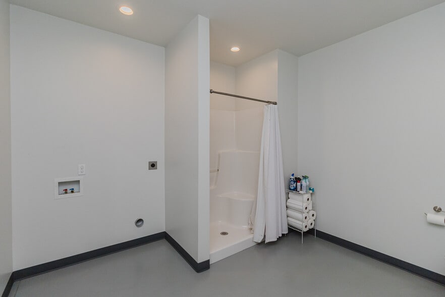 More Photos Of 2325 S Crest St, Wichita Warehouse For Sale