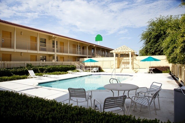 More Photos Of 5201 N State Line Ave, Texarkana Hotel For Sale