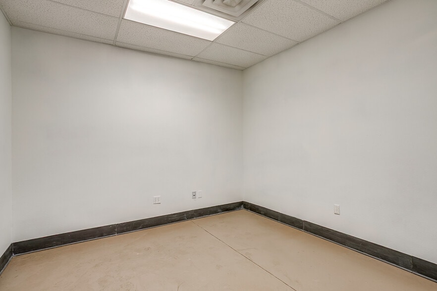 More Photos Of 541 N Main St, Fort Worth Light Manufacturing For Lease