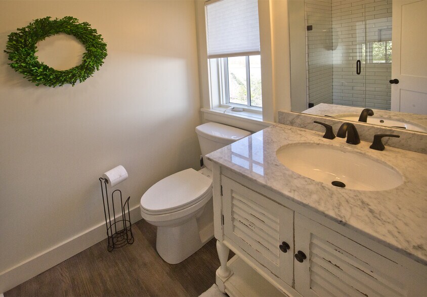 More Photos Of 118 Oak Crescent Cir, Clayton Hotel For Sale