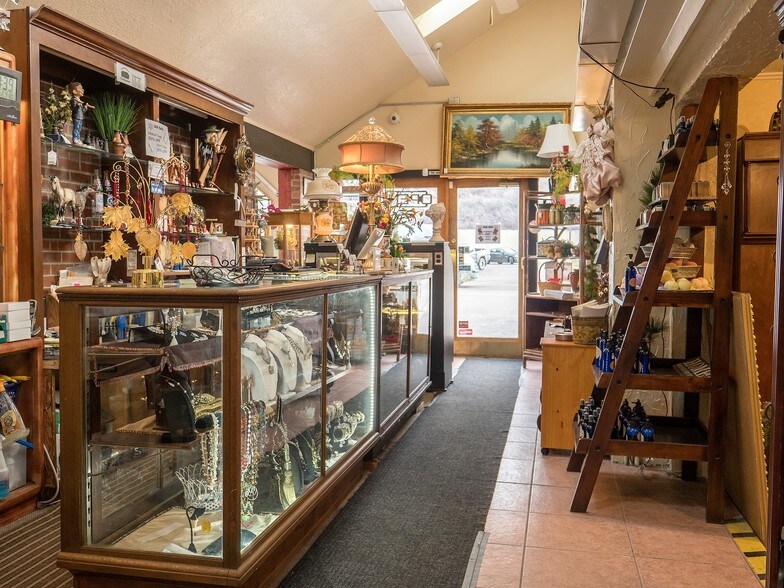 More Photos Of 807 Wilcox St, Castle Rock Storefront For Sale