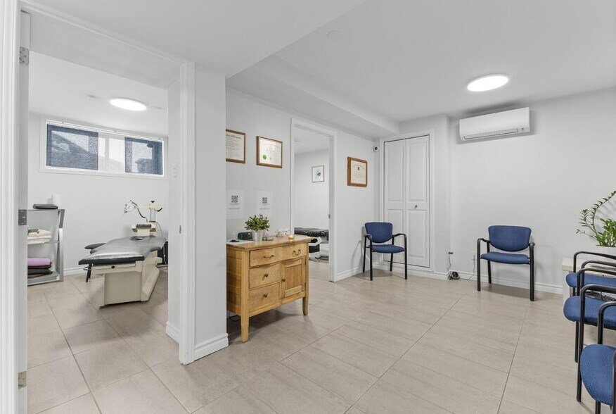 More Photos Of 122 Rue Jean-Talon, Saint-jean-sur-richelieu Storefront Retail Office For Sale