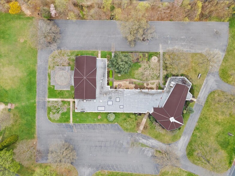 More Photos Of 35 Middle Neck Rd, Port Washington Religious Facility For Lease
