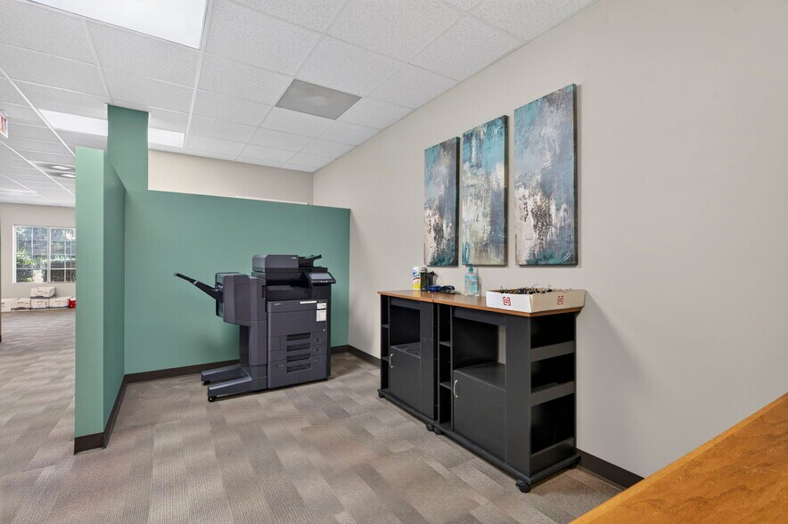 More Photos Of 1567 W Diane St, Ozark Office For Sale