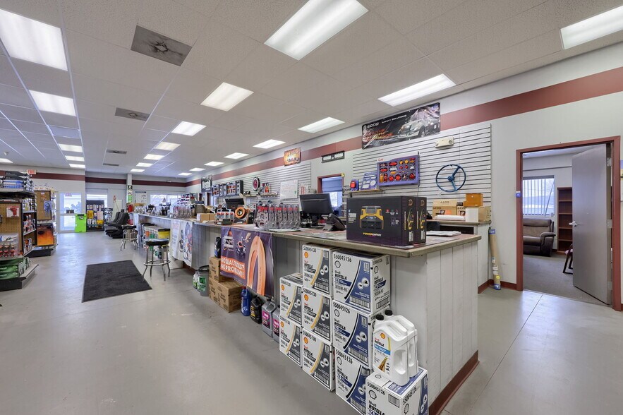 More Photos Of 220 Orlan Rd, New Holland Showroom For Sale