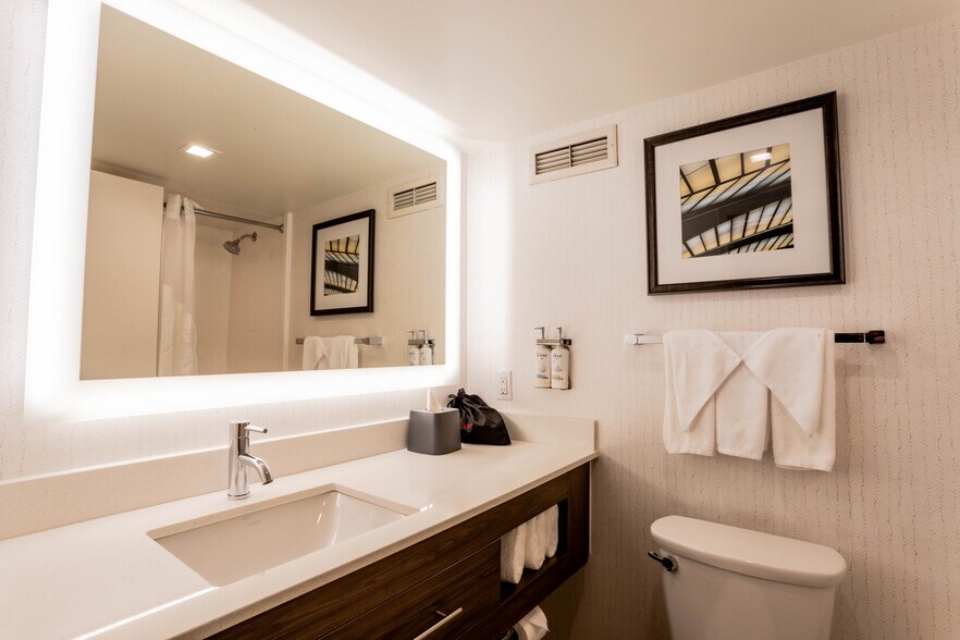 More Photos Of 600 Interstate 30, Little Rock Hotel For Sale