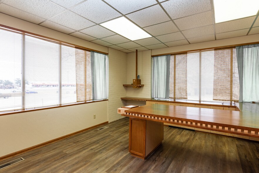 More Photos Of 5 Briercroft Office Park, Lubbock Office For Sale