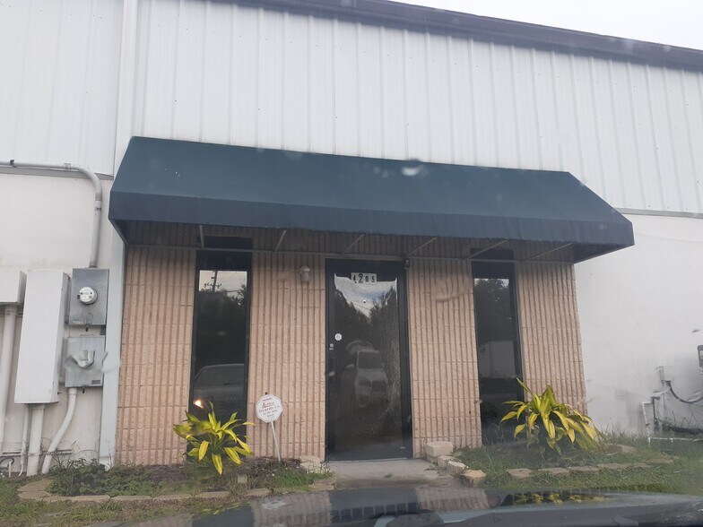 More Photos Of 4201-4205 116th Ter N, Clearwater Warehouse For Lease