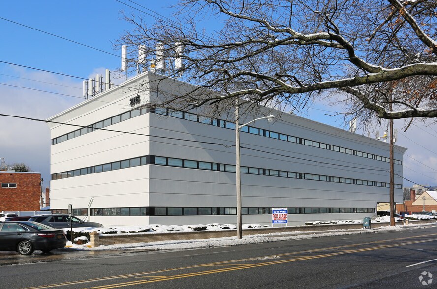 More Photos Of 2035 Lakeville Rd, New Hyde Park Medical For Lease
