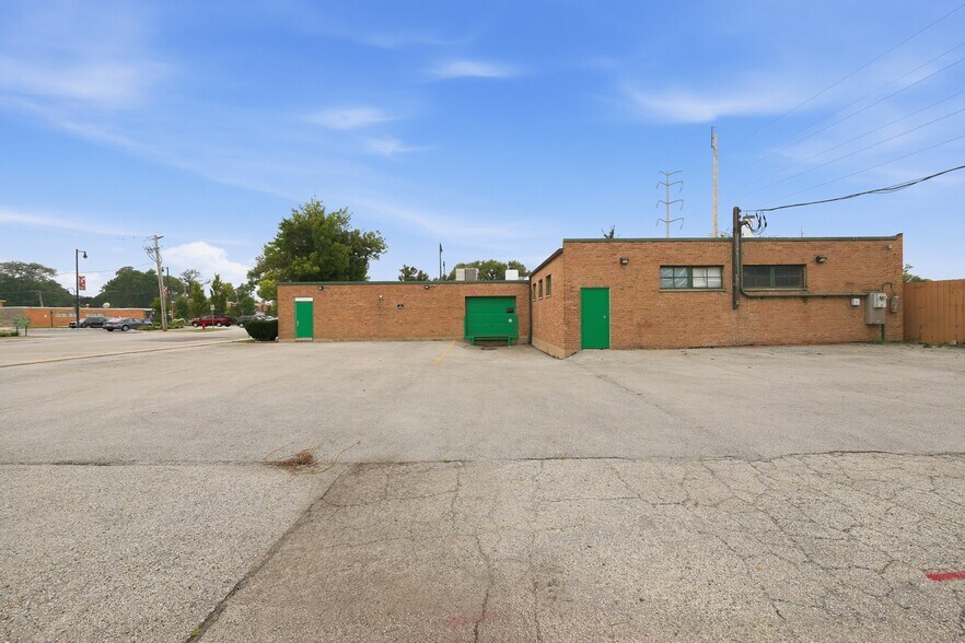 More Photos Of 800 E 31st St, La Grange Park General Retail For Sale
