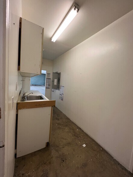 More Photos Of 3049 La Cienega Blvd, Culver City Warehouse For Lease