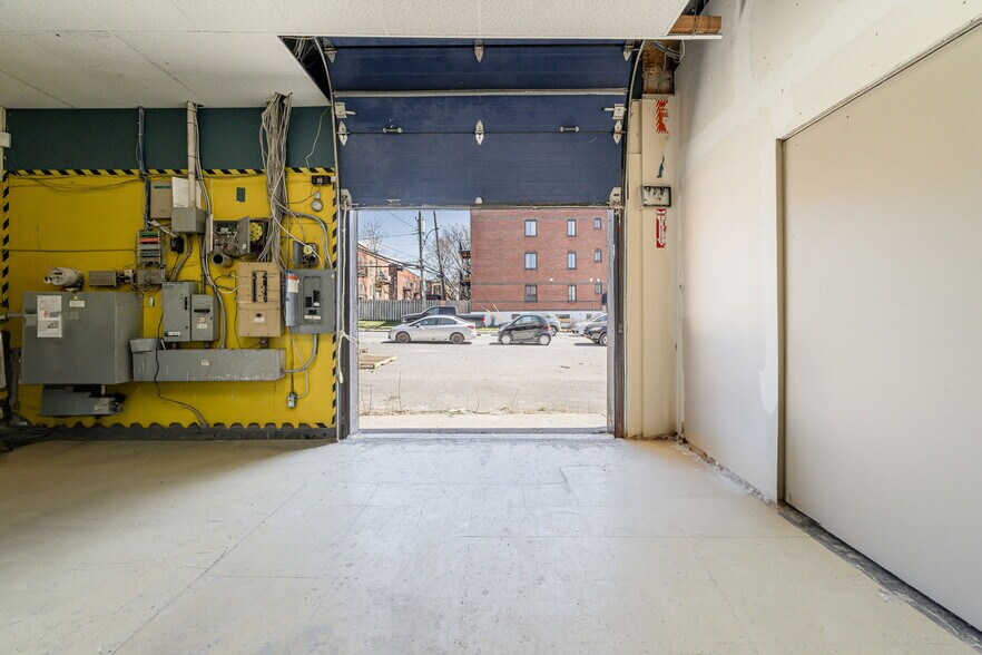 More Photos Of 5805 Boul Décarie, Montréal General Retail For Lease