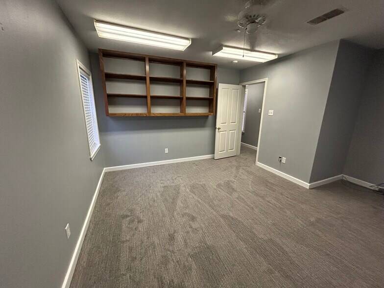 More Photos Of 2003 E US Highway 84, Palestine Office For Sale