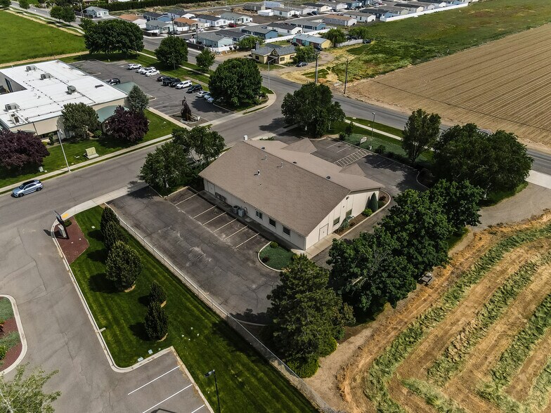 More Photos Of 445 Barnard Blvd, Sunnyside Office For Sale