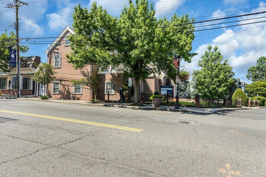 More Photos Of 139 Plandome Rd, Manhasset Medical For Sale