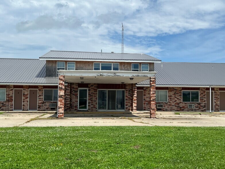 Primary Photo Of 2010 E Main St, Lamoni Hotel For Sale