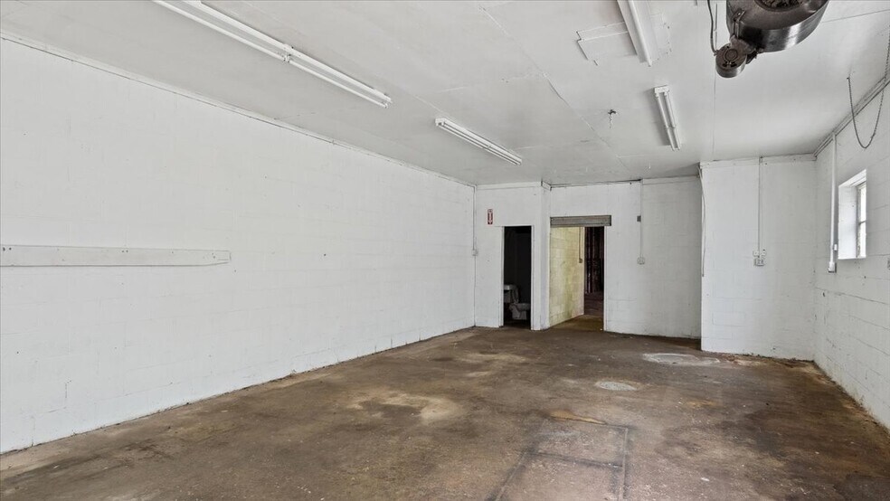 More Photos Of 123 N Main St, Warrenton Storefront For Sale