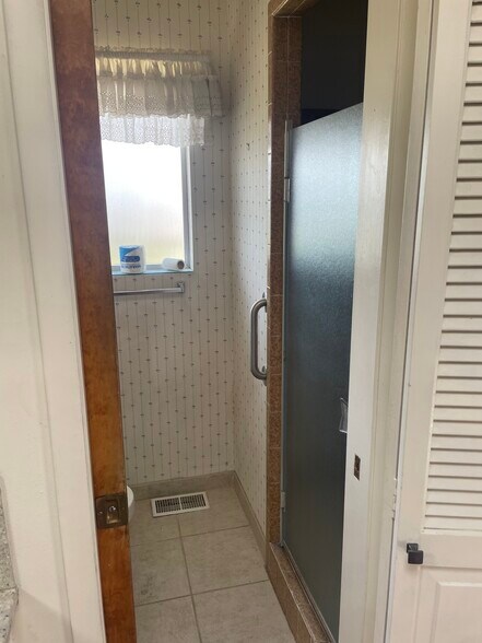 More Photos Of 370 N State St, Shelley Storefront Retail Residential For Lease