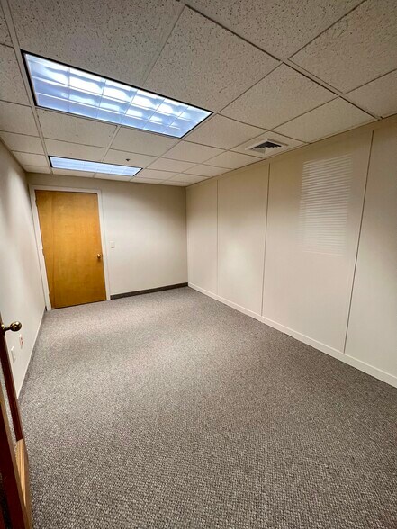 More Photos Of 320 Riverside Dr, Florence Office For Sale