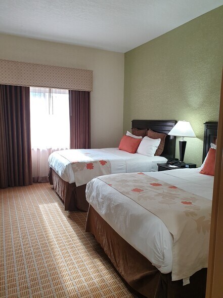 More Photos Of 1323 E King Ave, Kingsland Hotel For Sale