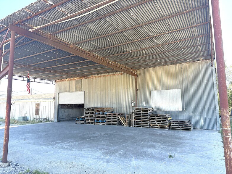 More Photos Of 1500 W Corpus Christi St, Beeville Freestanding For Sale