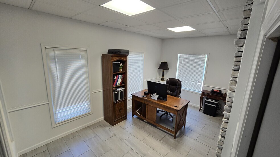More Photos Of 748 NE Lawrence St, Marietta Office For Sale