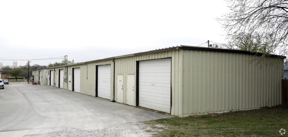 More Photos Of 318 Dallas Dr, Denton Warehouse For Lease