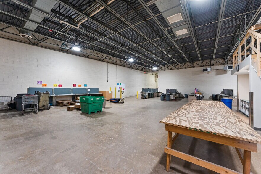 More Photos Of 1111 Glendale Blvd, Valparaiso Freestanding For Lease