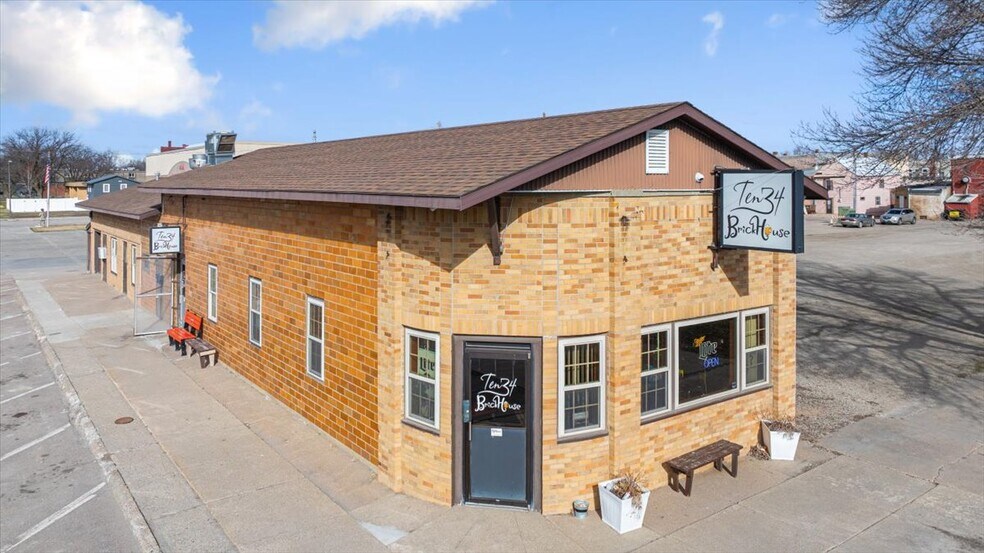 More Photos Of 1034 8th St, Onawa Bar For Sale