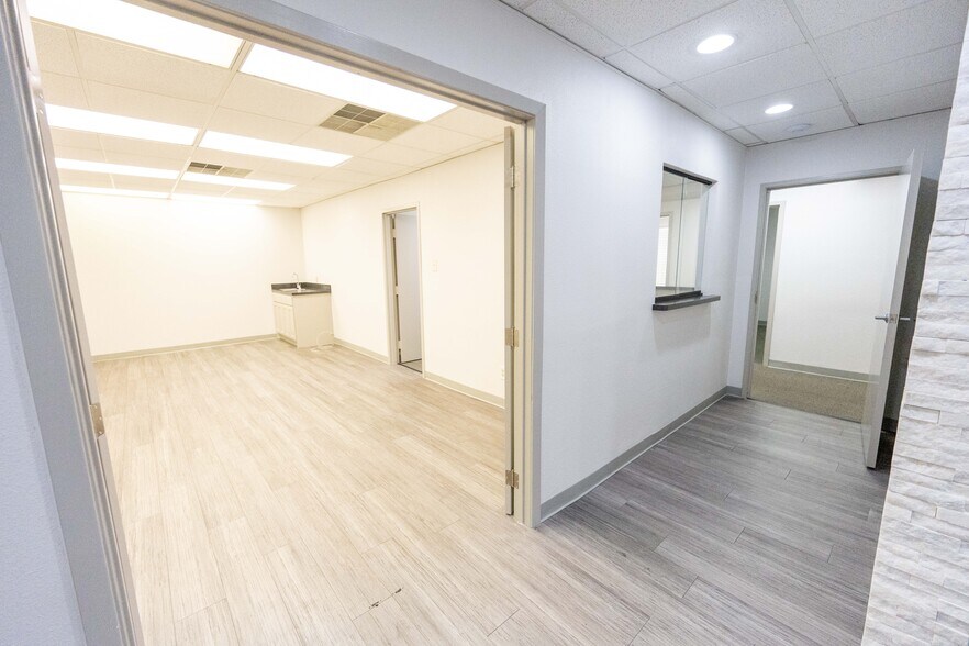 More Photos Of 560 W Main St, Lewisville Office For Sale