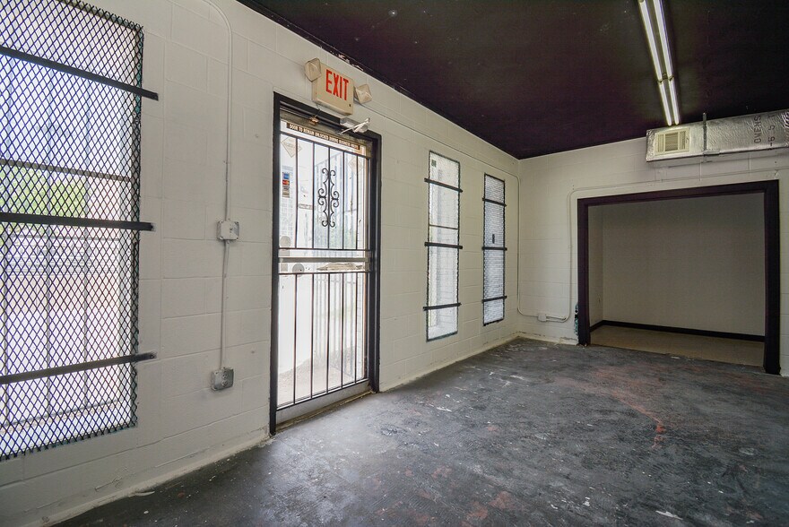 More Photos Of 1804 N Main St, Houston Freestanding For Lease